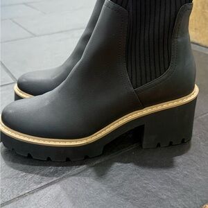 DV by Dolce Vita Black Leather Chunky
Platform Lug Sole Chelsea Boots Knit 8.5